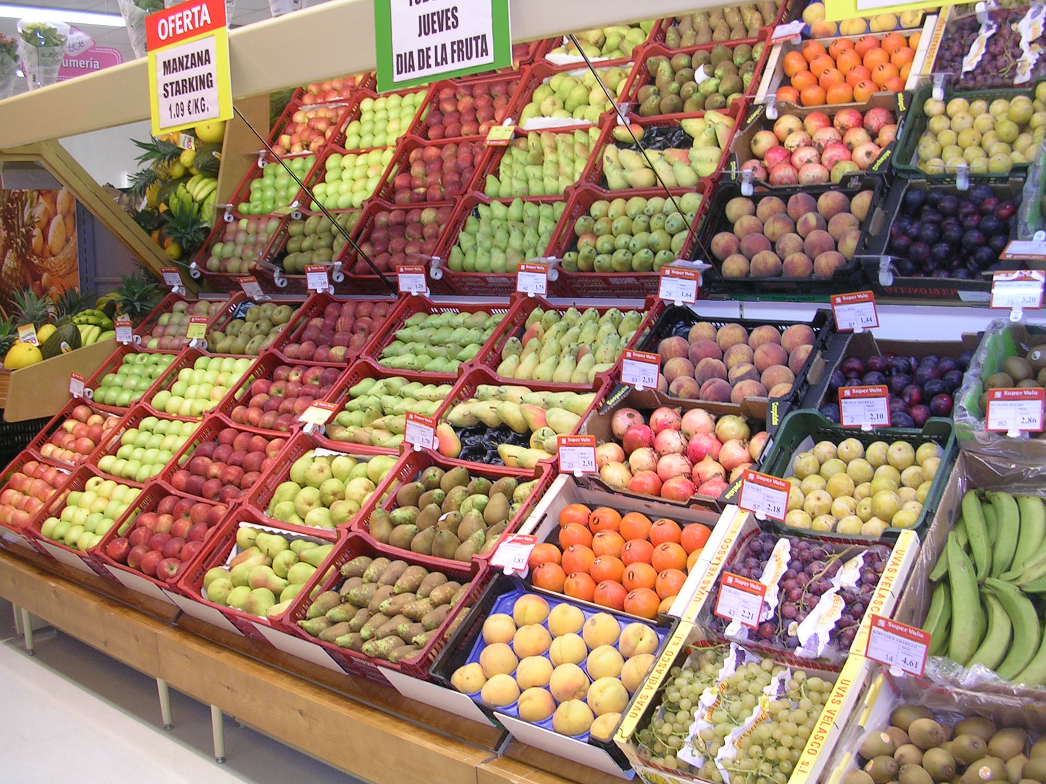 Витрина овощи и фрукты на рынке